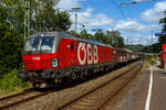 Die �BB 1293 103 (91 81 1293 103-8 A-�BB), eine Siemens Vectron MS (X4E) der �BB-Produktion GmbH, f�hrt am 07 Juni 2026 mit einem langen gedeckten G�terzug (Schiebewandwagen der Gattung Hbbins) durch den Bahnhof Scheuerfeld (Sieg) in Richtung K�ln.
 ...