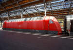 Nun hat die DB 101 090-9 (91 80 6101 090-9 D-DB) der DB Fernverkehr AG, den IC 2261 von Rostock Hbf über Lübeck Hbf nach Hamburg Hbf, am 23 April 2026 im Hauptbahnhof Lübeck übernommen und steht zur Abfahrt bereit. Hier im Hauptba ...