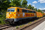 Die SR 075 / 111 075-8 (91 80 6111 075-8 D-ZUG) der smart rail GmbH (Neubiberg) im Farbkleid/mit Werbung der Firmengruppe Max B�gl, f�hrt am 15 Juli 2026 mit einem Bauzug der DB Bahnbau Gruppe, bestehend aus Weichentransportwagen und Flachwagen, durc ...