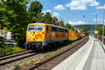 Die SR 075 / 111 075-8 (91 80 6111 075-8 D-ZUG) der smart rail GmbH (Neubiberg) im Farbkleid/mit Werbung der Firmengruppe Max B�gl, f�hrt am 15 Juli 2026 mit einem Bauzug der DB Bahnbau Gruppe, bestehend aus Weichentransportwagen und Flachwagen, durc ...