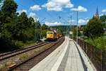 Die SR 075 / 111 075-8 (91 80 6111 075-8 D-ZUG) der smart rail GmbH (Neubiberg) im Farbkleid/mit Werbung der Firmengruppe Max B�gl, f�hrt am 15 Juli 2026 mit einem Bauzug der DB Bahnbau Gruppe, bestehend aus Weichentransportwagen und Flachwagen, durc ...
