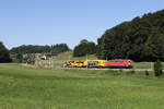 111 094 unterwegs mit einem kurzen Bauzug in Richtung Freilassing. Aufgenommen am 26. Juni 2026 bei Axdorf im Chiemgau.