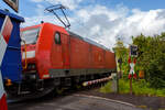 Die 185 192-2 (91 80 6185 192-2 D-DB) der DB Cargo AG f�hrt am 20 Mai 2026 mit einem gemischten G�terzug durch Kirchen/Sieg in Richtung Siegen, vermutlich mit dem Ziel Kreuztal.

Die TRAXX F140 AC wurde 2004 bei Bombardier in Kassel unter der Fabri ...