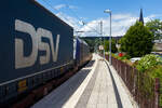 Die 185 502 (91 80 6185 502-2 D-BRLL), ex 185-CL 002 der Beacon Rail Leasing S.� r.l. (Luxembourg) f�hrt am 09 Juni 2026 mit einem KLV-Zug durch den Bahnhof Kirchen/Sieg in Richtung Siegen. 

Die TRAXX F140 AC1 wurde 2001 bei Bombardier in Kassel u ...
