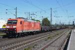 Eher ausgeblasster DB Cargo 185 012 -mit LED Leuchter-  durchfahrt mit ein Stahlzug Neuwied gen Norden am 30 April 2026. Die Umweltfreundliche(ren)  Farben sind nicht gut bestand gegen Einwirkungten von Wind und Regen. 