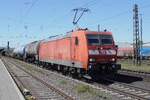 DB Cargo 185 194 zieht ein Mischguterzug durch Neuwied gen S�den am 30 April 2026. Neuwied, an die rechter rheinstrecke geliegen, ist -wann dieser Strecke nicht gesperrt ist wegen Bauarbeiten oder St�rung-  in der Woche immer ein besuch wert von Jede ...