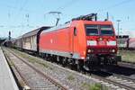 Am 30 April 2026 zieht DB Cargo 185 146 ein Mischguterzug durch Neuwied. Dieser Lok hat vier Stromabnehmer statt die �bliche zwei f�r den Verkehr durch die Schweiz, das dasselbe Stromsystem wie die DB hat, jedoch Loks mit schmalere Pantografen brauch ...
