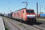 Der Dillinger Erzzug wurde f�r Jahrzehnte mit zweifach gekuppelte Sechachser Faals gefharen aber auch dort gibt es Neuerungen: am 30 April 2026 zieht DB Cargo 189 084 mit ein Schwesterlok dieser Erzzug in Innofreight Container s�dw�rts durch Neuwied.