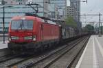 Am 8 Mai 2026 zieht DB Cargo (noch...;  DB Cargo hat Anfang 2026 die 193 302-317 schon an Railpool verkauft) 193 333 ein verschmierter Ganzzug durch Tilburg nach Bad Bentheim �ber 's-Hertogenbosch,
