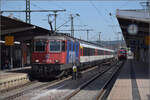 Re 421 371 steht abfahrbereit vor dem IC nach Z�rich, w�hrend 120 126 bereits auf dem Nachbargleis angekommen ist.