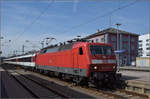 120 126 ist mit dem IC aus Stuttgart nach Z�rich in Singen angekommen.