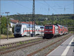 146 230 mit einem vertragswidrig kurzem Schwarzwaldbahnzug begegnet beim Halt in Engen dem IC 4900 mit schiebender Lok 147 589.