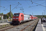 146 230 mit einem vertragswidrig kurzem Schwarzwaldbahnzug.