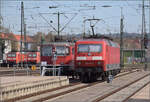 120 126 ist mit dem IC aus Stuttgart nach Z�rich in Singen angekommen und rangiert nun an Re 4/4 II 11145 und verschiedenen 185ern vorbei auf das Nachbargleis.