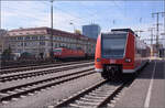 426 002 macht f�r den IRE 3 Platz und ist an den Etzwiler Bahnsteig vorgezogen.