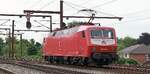 SEL 120 143-3 auf Rangierfahrt zu ihrem Zug.