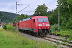 152 143-4 kommt mit leeren Autotransportwagons durch Neckargerach gen Neckarelz gefahren. 16.6.2026