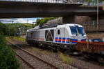 Die SIEMENS Vectron Dual Mode 248 077 (90 80 2248 077-0 D-NRAIL) der BM-Bahndienste GmbH (Karlsruhe) f�hrt am 09 Juni 2026, mit einem Flachwagenzug (4 Drehgestell-Flachwagen der Gattung Rens), durch den Bahnhof Kirchen/Sieg in Richtung Siegen.

Die ...