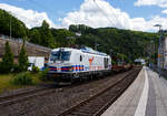 Die SIEMENS Vectron Dual Mode 248 077 (90 80 2248 077-0 D-NRAIL) der BM-Bahndienste GmbH (Karlsruhe) f�hrt am 09 Juni 2026, mit einem Flachwagenzug (4 Drehgestell-Flachwagen der Gattung Rens), durch den Bahnhof Kirchen/Sieg in Richtung Siegen.

Die ...