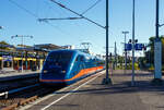 Der futuristisch und sehr modern aussehende „Xoker“, aber doch 30 Jahre alte, ehemalige ICE 2 Triebkopf 402 033-5 (93 80 5402 033-5 D-PROBA) mit dem Steuerwagen 808 033-5 (93 80 5808 033-5 D-PROBA) der Team Projektbahn GmbH (M�nchen), ste ...