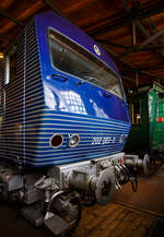 Blick auf die F�hrerstandseite 2 derDieselelektrische Versuchslokomotive 202 003-0 „UmAn“ mit neuem Hochgeschwindigkeits-Antrieb und mit Stromlinienkopf, die vierachsige Henschel-BBC DE