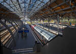 Nun hat die DB 101 090-9 (91 80 6101 090-9 D-DB) der DB Fernverkehr AG, den IC 2261 von Rostock Hbf über Lübeck Hbf nach Hamburg Hbf, am 23 April 2026 im Hauptbahnhof Lübeck übernommen und steht zur Abfahrt bereit. Hier im Hauptba ...