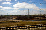 Ein Blick aus dem Zug auf den Rangierbahnhof Maschen (Maschen Rbf) am 23 April 2026.

Maschen Rangierbahnhof, s�dlich von Hamburg an der Bahnstrecke Hannover–Hamburg ist der gr��te Rangierbahnhof Europas und nach dem Rangierbahnhof Bailey Yar ...
