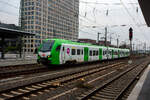 Der für die DB Regio AG – NRW fahrende dreiteilige Stadler FLIRT 3 XL 3427 002 (94 80 3427 002-5 D-STAP / 94 80 3427 502-4 D-STAP / 94 80 3827 002-1 D-STAP) der ZV VRR Eigenbetrieb Fahrzeuge und Infrastruktur, erreicht am 21 April 2026 (7: ...