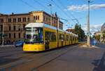 Der Triebwagen BVG 9077 ein siebenteiliger Niederflur-Gelenktriebwagen vom Typ Bombardier „FLEXITY Berlin“ vom Typ GT8-08 ZR / BVG Bezeichnung F8Z, erreicht am 22 September 2026, als Metro