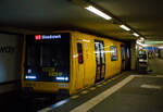 Gef�hrt von dem zweiteiligen Kleinprofil Triebwagen 6020 der neuen Baureihe JK f�hrt ein U-Bahn Triebzug der BVG - Berliner Verkehrsbetriebe, als Linie U2 nach Pankow (der Zugzielanzeiger