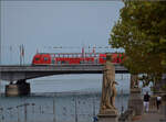 Eine vertragswidrig kurze Schwarzwaldbahn wird von 146 230 nordwärts über die Rheinbrücke geschoben.