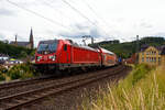 Nun haben die 147er (Traxx P160 AC3) auf der Siegstrecke Einzug gehalten und verdr�ngen doch so langsam die 146.0er (TRAXX P160 AC1) als Zugleistung des RE 9 - Rhein Sieg Express (RSX).

Die 147 016 (91 80 6147 016-0 D-DB) der DB Regio NRW hat am 1 ...