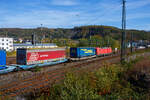Nach dem Hp 0 Halt kann die 193 335 (91 80 6193 336-5 D-DB) der DB Cargo AG am 15 Oktober 2026 nun mit ihrem KLV-Zug weiter in Richtung Siegen fahren.