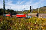 Die 187 181 (91 80 6187 181-3 D-DB) der DB Cargo AG f�hrt am 15 Oktober 2026 mit einem Coilzug durch Betzdorf (Sieg) in Richtung K�ln, w�hrend die 193 336 (91 80 6193 336-5 D-DB) mit einem KLV-Zug in