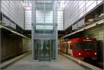 Flughafen: Die Bahnhofsdecke hat mehrere gro�e �ffnungen nach oben. Die vorl�ufig eingleisige Tunnelr�hre bis zum Bahnhof Ziegelstein wurde bergm�nnisch gebaut. Zwischen den Stationen Flughafen und Ziegelstein k�nnte einmal die Station Marienberg eingebaut werden, falls die dortige Bebauungsdicht dies einmal erforderlich machen w�rde. 04.03.2006 (Matthias)