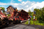 Drehgestellflachwagen f�r den Transport von Blechtafeln, 31 80 4726 114-0 D-DB, der Gattung Slps-u 725, der DB Cargo Deutschland AG am 20 Mai 2026 im Zugverband bei der Zugdurchfahrt in Kirchen/Sieg in Richtung Siegen. Hier beladen mit Gro�blechen mi ...
