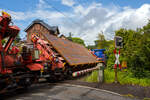 Drehgestellflachwagen f�r den Transport von Blechtafeln, 31 80 4726 064-7 D-DB, der Gattung Slps-u 725, der DB Cargo Deutschland AG am 20 Mai 2026 im Zugverband bei der Zugdurchfahrt in Kirchen/Sieg in Richtung Siegen. Hier beladen mit Gro�blechen mi ...