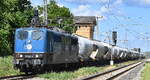 Eisenbahngesellschaft Potsdam mbH, Potsdam (EGP) mit ihrer  151 085-8  (NVR:  91 80 6151 085-8 D-EGP ) und einem Zementstaubzug am 01.06.26 H�he Bahnhof Br�ck (Mark).