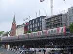 Die Hamburger Hochbahn in Hamburg an den Landungsbr�cken.