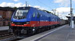 HHPI - Heavy Haul Power International GmbH, Erfurt [D] mit ihrer nun endlich in klassischen Firmenfarben designten Eurodual Lok '2159 455-5' [NVR-Nummer: 90 80 2159 455-5 D-HHPI] und einem Ganzzug Hochbordwagen mit Kies am 09.06.26 Durchfahrt Bahnhof ...