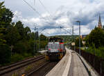 Die KSW 42 bzw. 277 902-3 (92 80 1277 902-3 D-KSW) der KSW (Kreisbahn Siegen-Wittgenstein) f�hrt am 06 August 2026 solo auf Tfzf (Triebfahrzeugfahrt) / Lz (Lokzug) durch Kirchen/Sieg in Richtung Siegen.