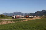 6189 905 von 'LOKOMOTION' war am 29. April 2026 bei Bernau am Chiemsee mit einem 'KLV' in Richtung M�nchen unterwegs.