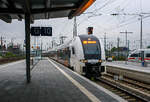 Zwei gekuppelte vierteilige Siemens Desiro HC (gef�hrt von dem 462 026 des RRX Rhein-Ruhr-Express. betrieben vom der National Express), fahren am 21 April 2026, als RRX RE 11 „Rhein-Hellweg-Express“ (D�sseldorf – Essen - Dortmund &# ...
