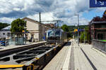 Die an die TX Logistik AG, Troisdorf  (zur Mercitalia Group geh�rend) vermietete SIEMENS Vectron MS 6193 124 (91 80 6193 124-5 D-Rpool) der Railpool GmbH (M�nchen) f�hrt am 09 Juni 2026 mit einem KLV-Zug durch den Bahnhof Kirchen/Sieg in Richtung Sie ...