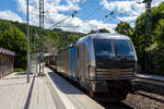 Die an die TX Logistik AG, Troisdorf  (zur Mercitalia Group geh�rend) vermietete SIEMENS Vectron MS 6193 124 (91 80 6193 124-5 D-Rpool) der Railpool GmbH (M�nchen) f�hrt am 09 Juni 2026 mit einem KLV-Zug durch den Bahnhof Kirchen/Sieg in Richtung Sie ...
