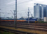 Die 512 011-8 /  V 119  mit dem Namen  Julian  (98 80 3512 011-8 D-SEL), eine Krauss Maffei M 1200 BB, der SEL - Martin Schl�n� Eisenbahn Logistic (Wankendorf), steht am 24 September 2026 mit einem