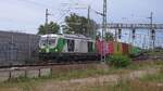 248 064-8	(90 80 2248 064-8 D-ELOC) durchf�hrt mit Containerzug denn Bahnhof Halle(Saale) Hauptbahnhof.