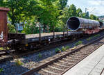 Vierachsiger Drehgestell-Flachwagen mit Drehrungen und Stirnwandklappen, jedoch ohne Seitenborde, 31 80 3961 632-7 D-DB, der Gattung Rmms 664, der DB Cargo AG, eingereiht in einen gemischten G�terzug bei der Durchfahrt im Bahnhof Kirchen (Sieg) am 16 ...