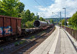 Transport von drei schweren UP geschwei�ten Gro�rohren, verladen auf jeweils auf einem sechsachsige0 Drehgestell-Flachwagen der Gattung Samms 489 der DB Cargo AG, eingereiht in einen gemischten G�terzug bei der Durchfahrt im Bahnhof Kirchen (Sieg) am ...