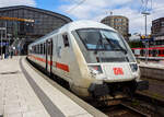 Der modernisierter klimatisierte zweite Klasse InterCity-Steuerwagen mit Fahrrad-/Gepäckabteil D-DB 61 80 80-91 102-6 der Bauart Bpmmbdzf 286.1 der DB Fernverkehr AG, am 23 April 2026 am Zugschluss des IC 2261 von Rostock Hbf über Lübe ...